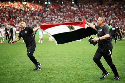 حاملاً علم مصر.. حسام حسن يتصدر فرحة المنتخب بعد ليلة تاريخية (صور)